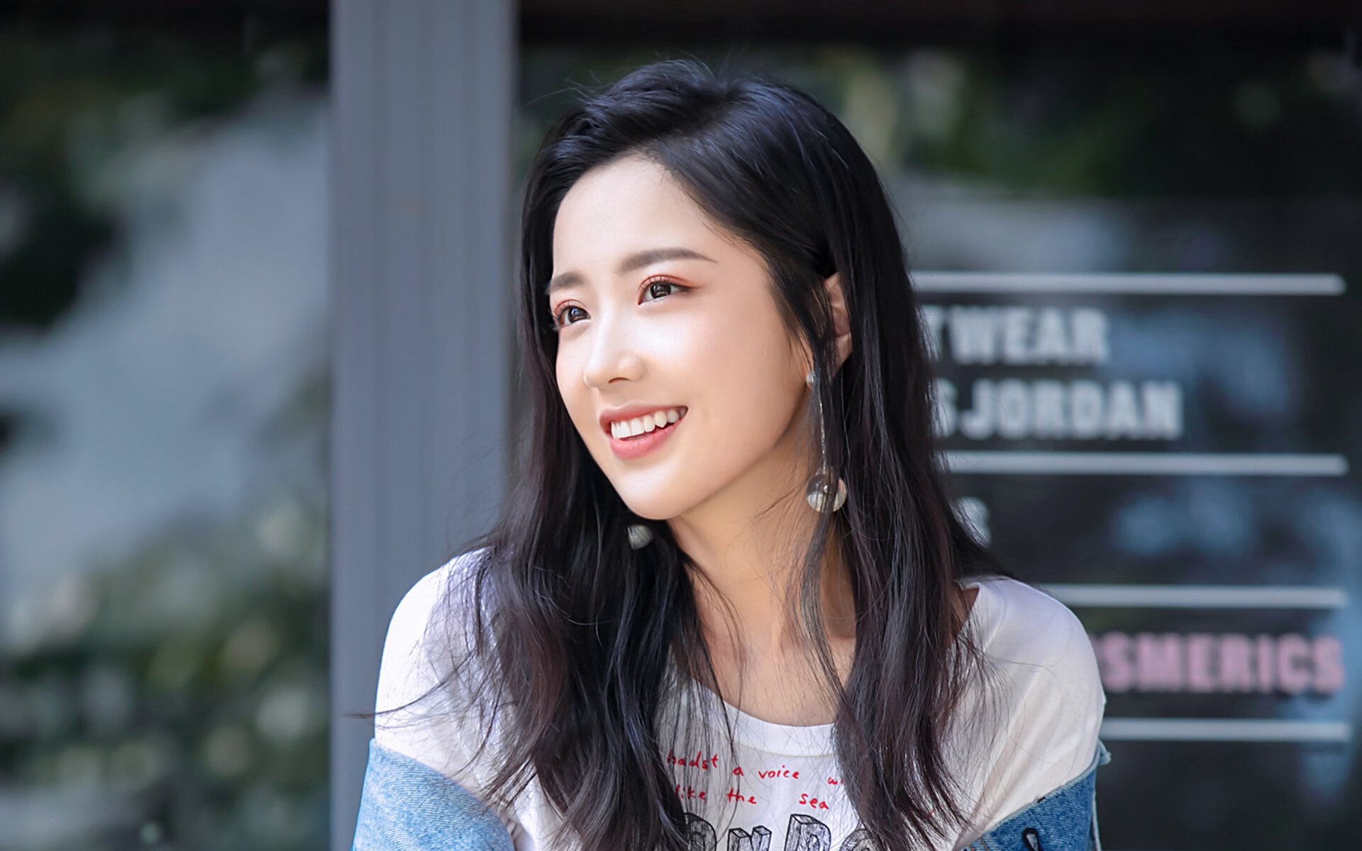 唯一性闪耀，76人连击雄鹿，浓眉化身关键先生