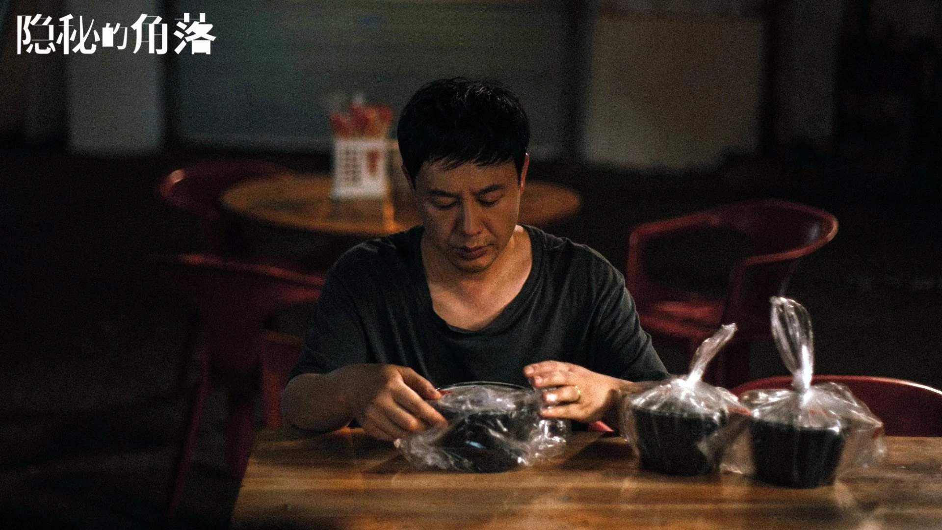 很有戏剧性。冰岛与瑞士的硬碰硬,加上托纳利的关键一击,充满了巨人杀手与战术博弈的味道。为了体现唯一性,我避开常规的赛事报道,用电影脚本式的叙事来解构这场比赛